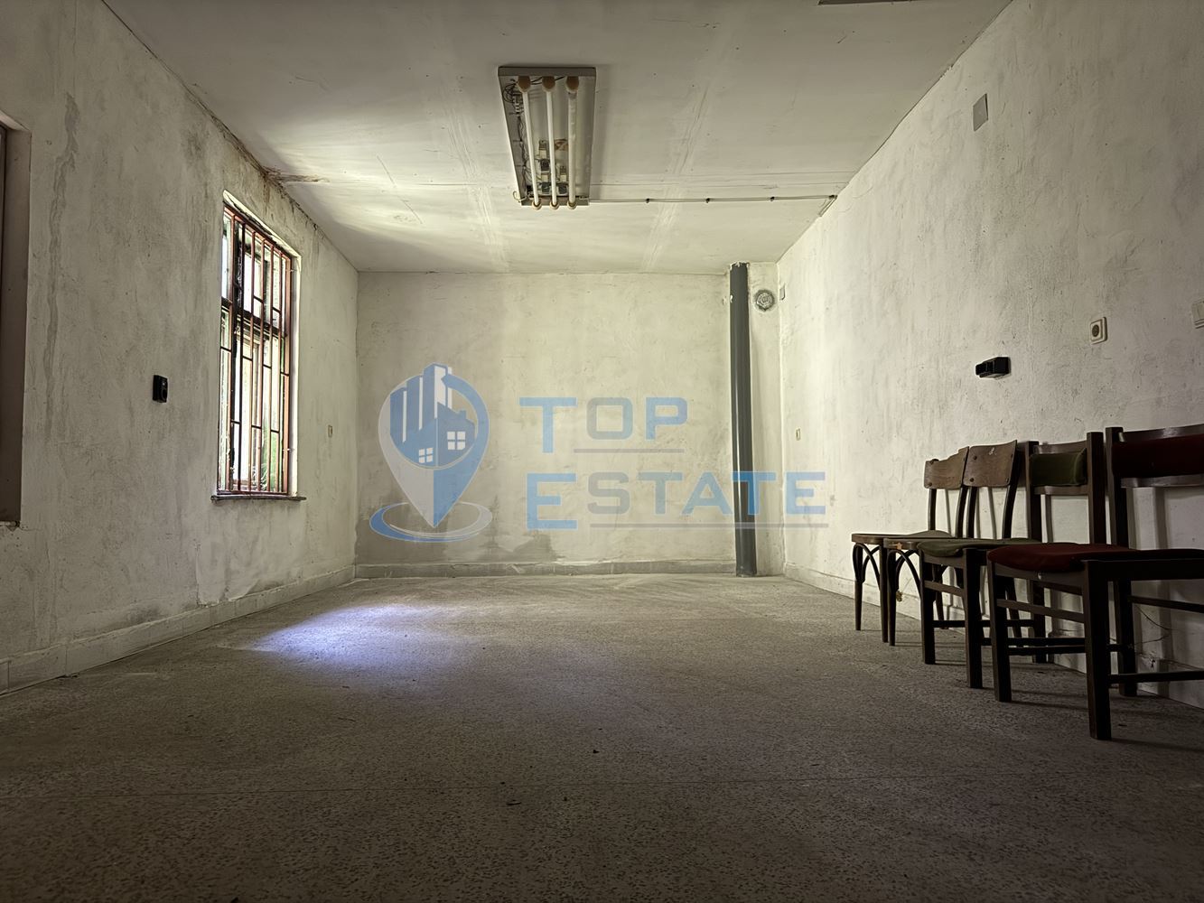 Двуетажна сграда подходяща за развитие на бизнес в центъра на град Павликени, област Велико Търново - 0