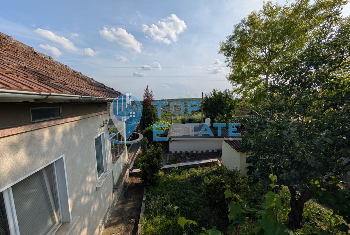 Едноетажна къща с множество стопански постройки и голям двор в село Хаджидимитрово - 0