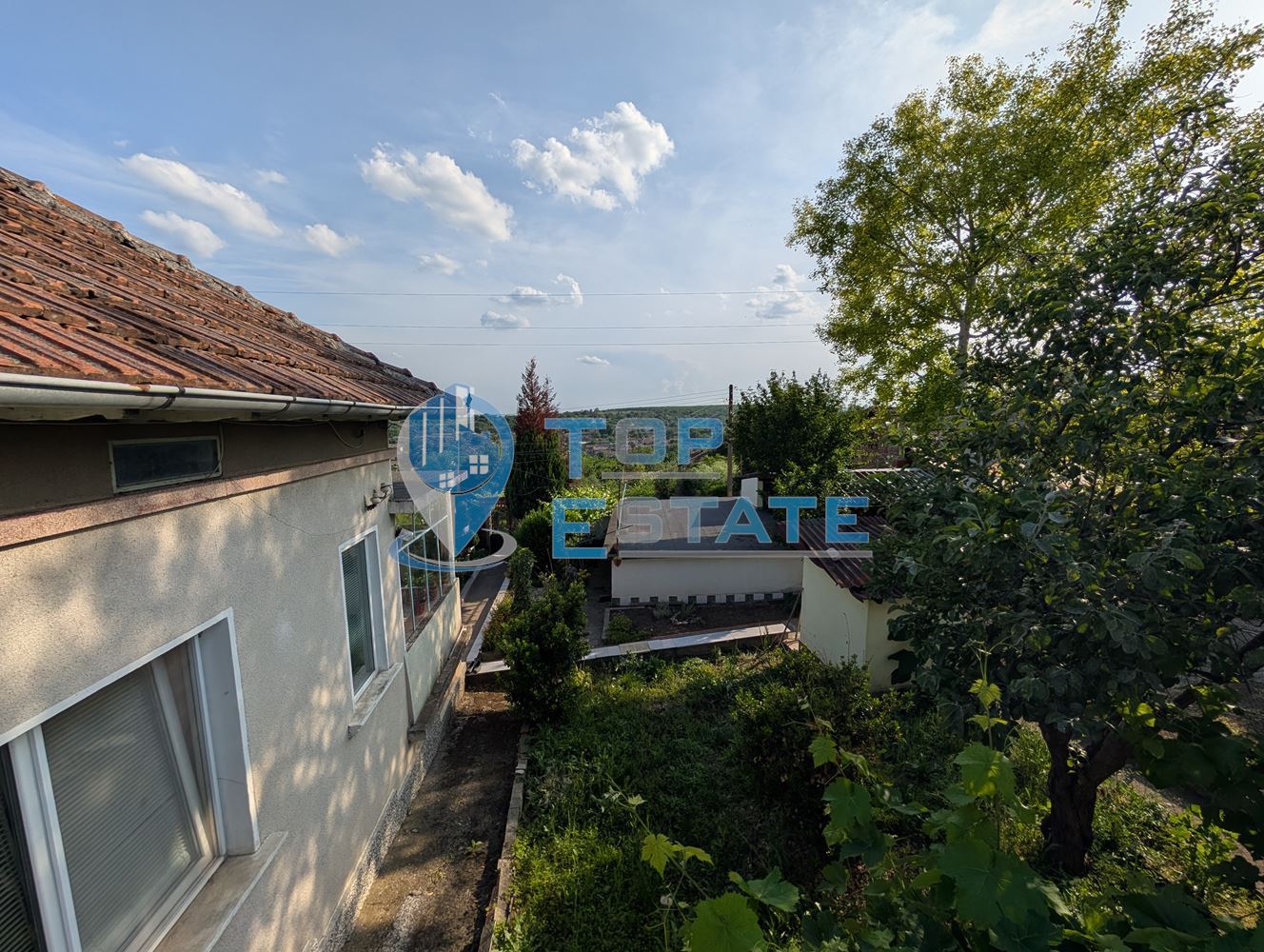 Едноетажна къща с множество стопански постройки и голям двор в село Хаджидимитрово - 0