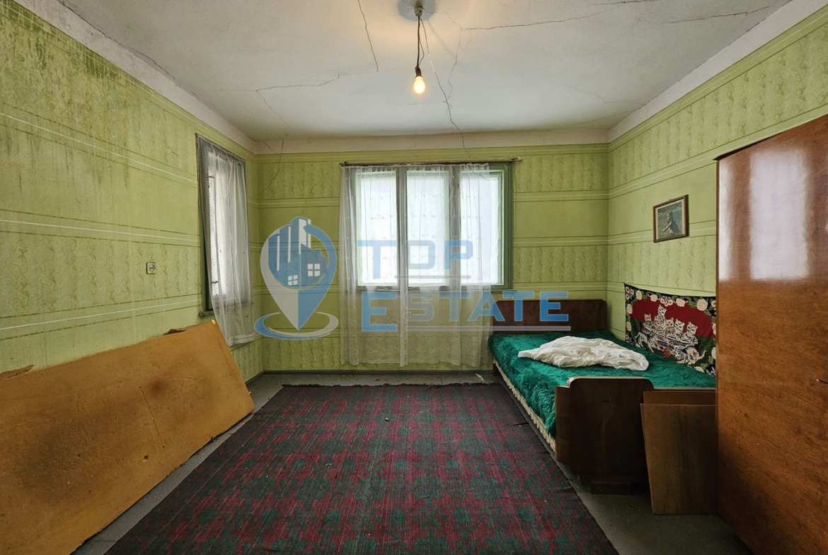 Масивна двуетажна къща с голям двор и гараж в село Караисен - 0