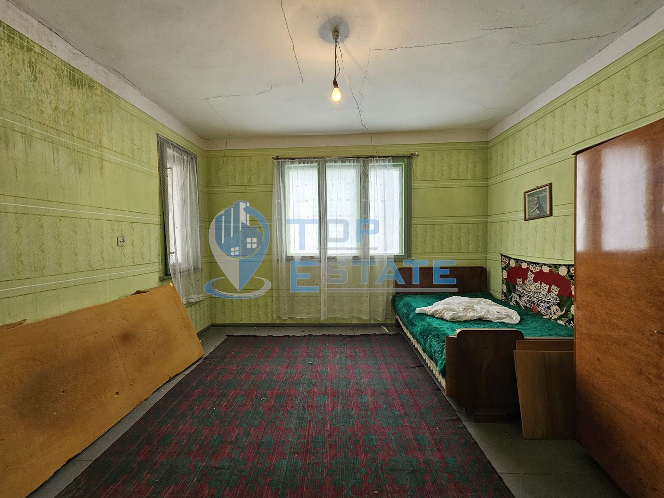 Масивна двуетажна къща с голям двор и гараж в село Караисен - 0