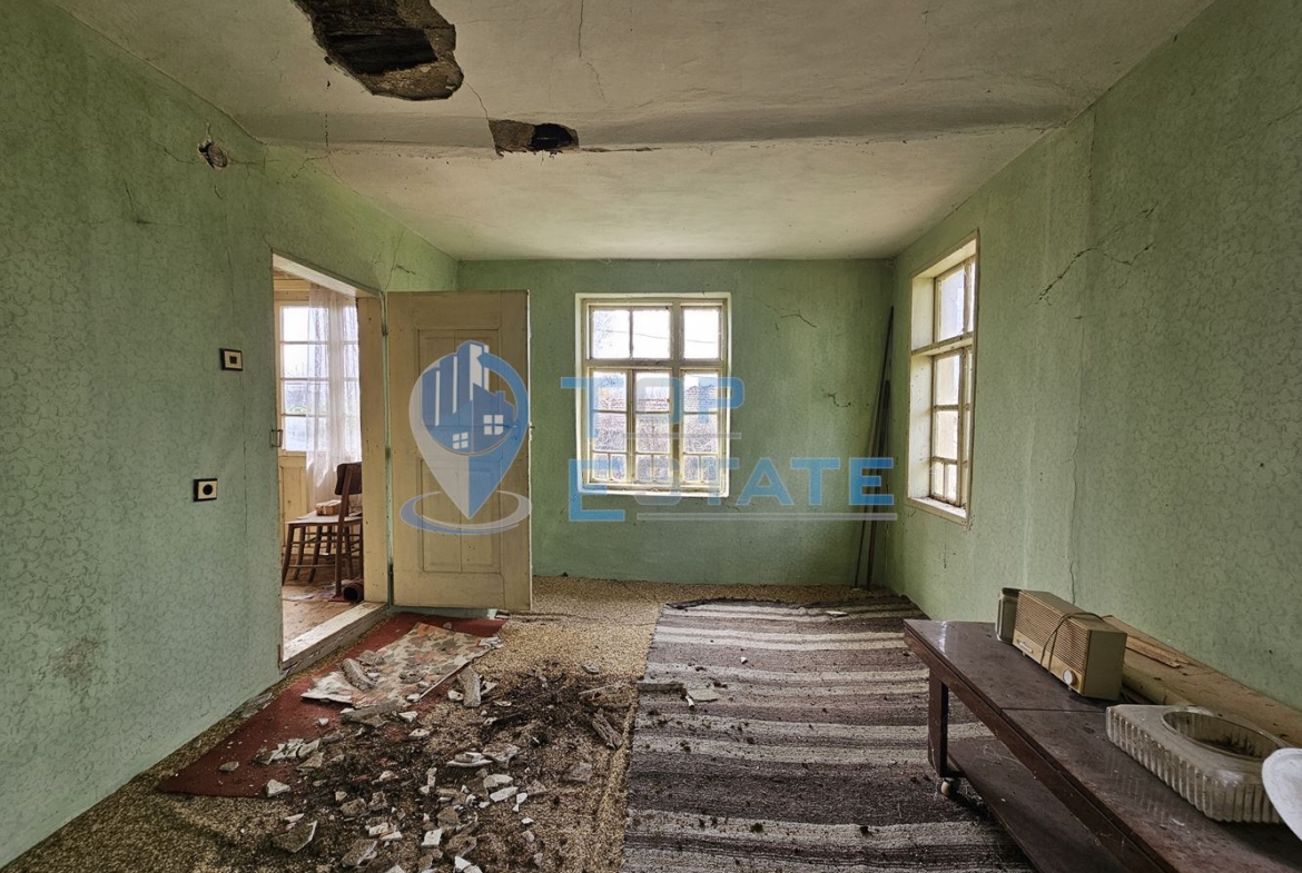 Двуетажна къща с голям двор в село Върбица, област Велико Търново - 0