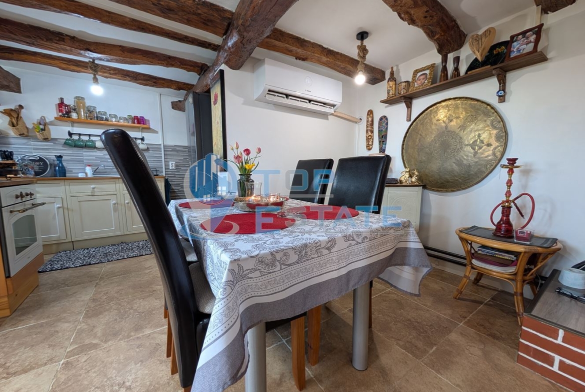 Двуетажна реновирана къща с красива панорама в село Вишовград - 0