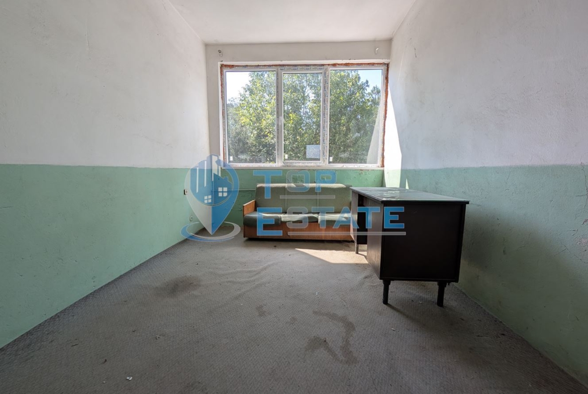 Търговска сграда в центъра на село Самоводене - 0