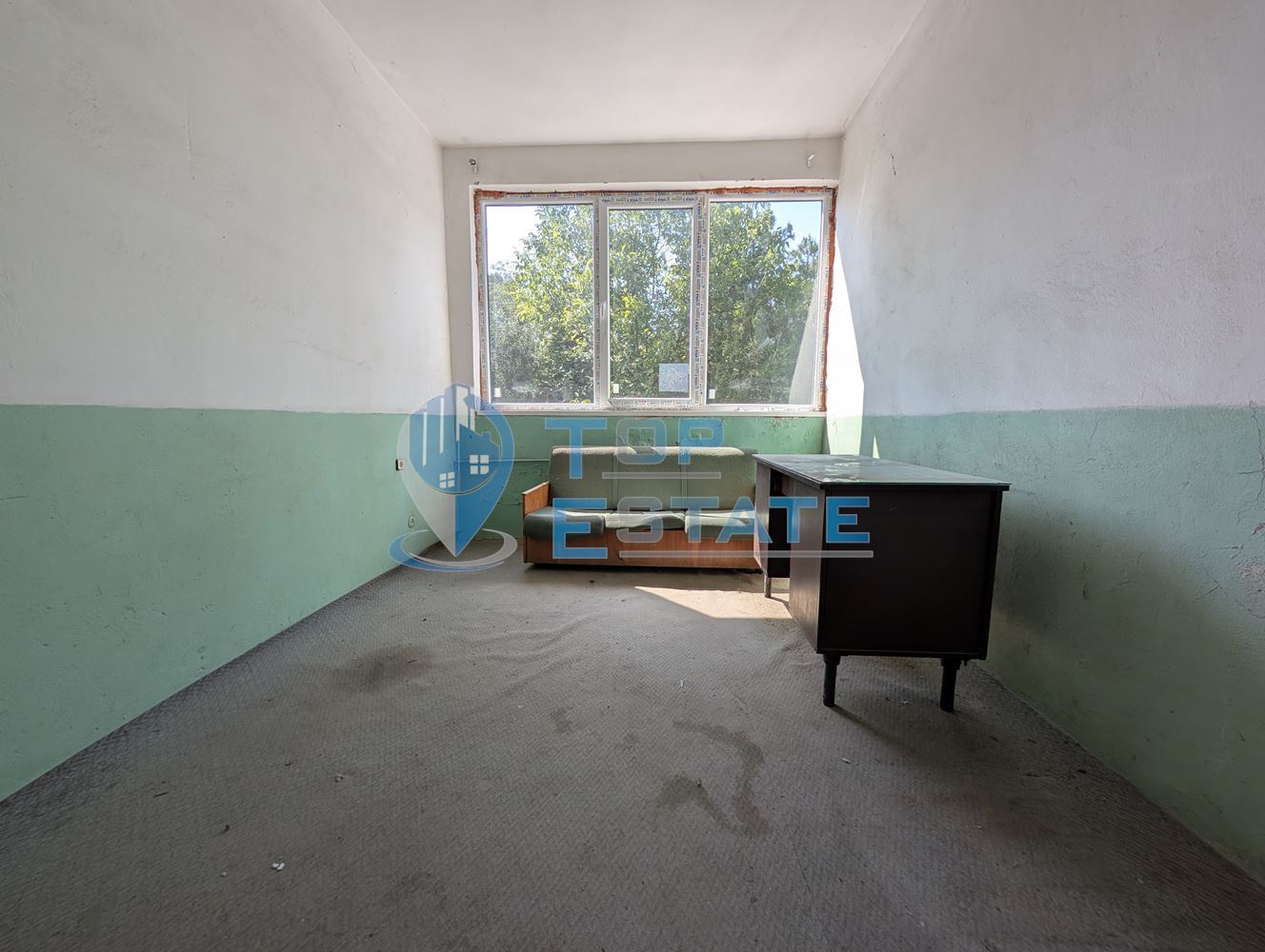 Търговска сграда в центъра на село Самоводене - 0