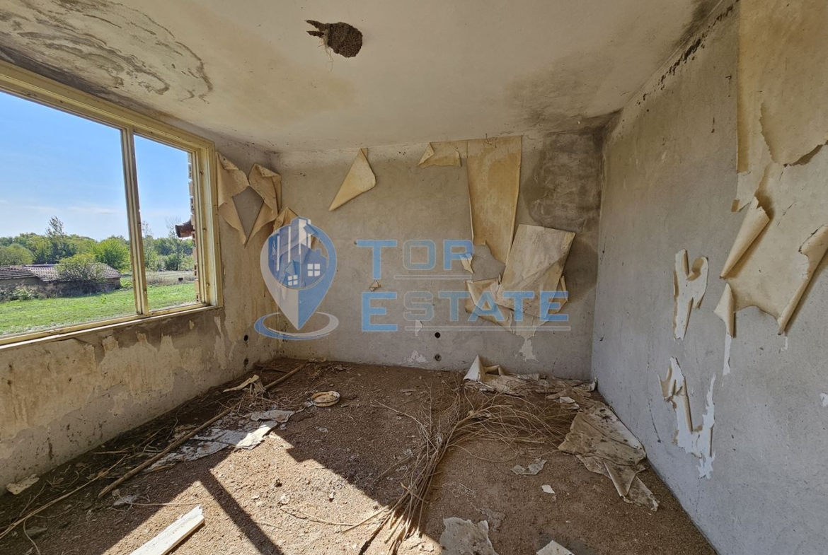 Масивна тухлена двуетажна къща с голям двор в село Драгомирово, община Свищов - 0