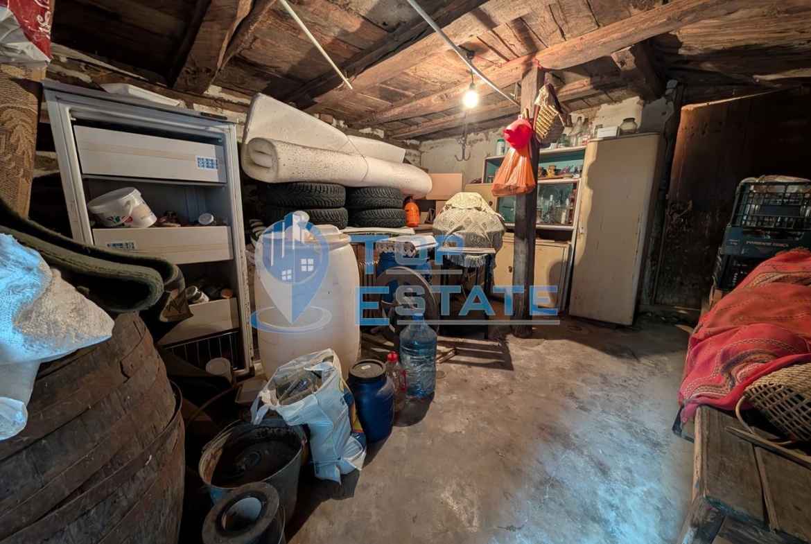 Двуетажна автентична къща с голям двор в село Лесичарка - 0