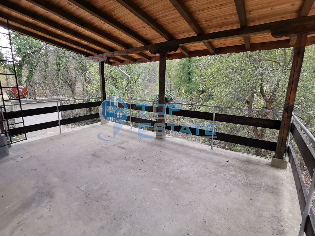 Триетажна реновирана тухлена къща в китното селце Шодековци, област Велико Търново - 0