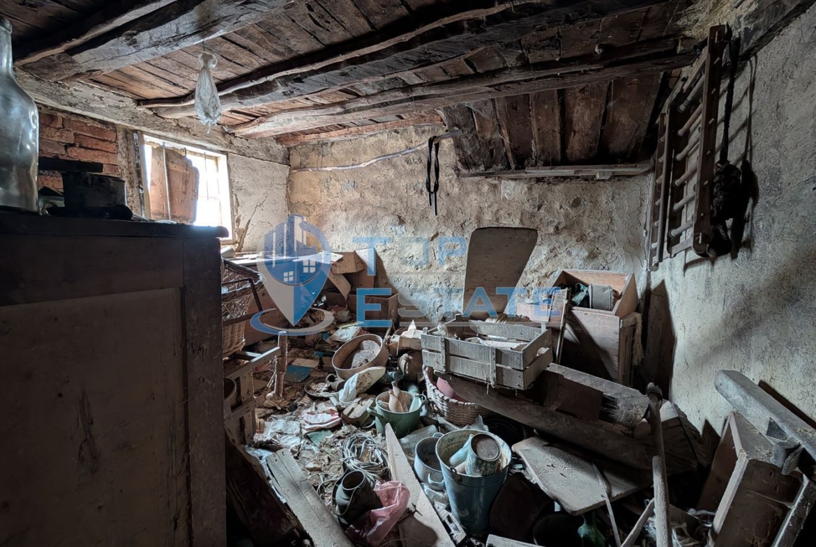 Двуетажна тухлена къща в Тревненския балкан - 0