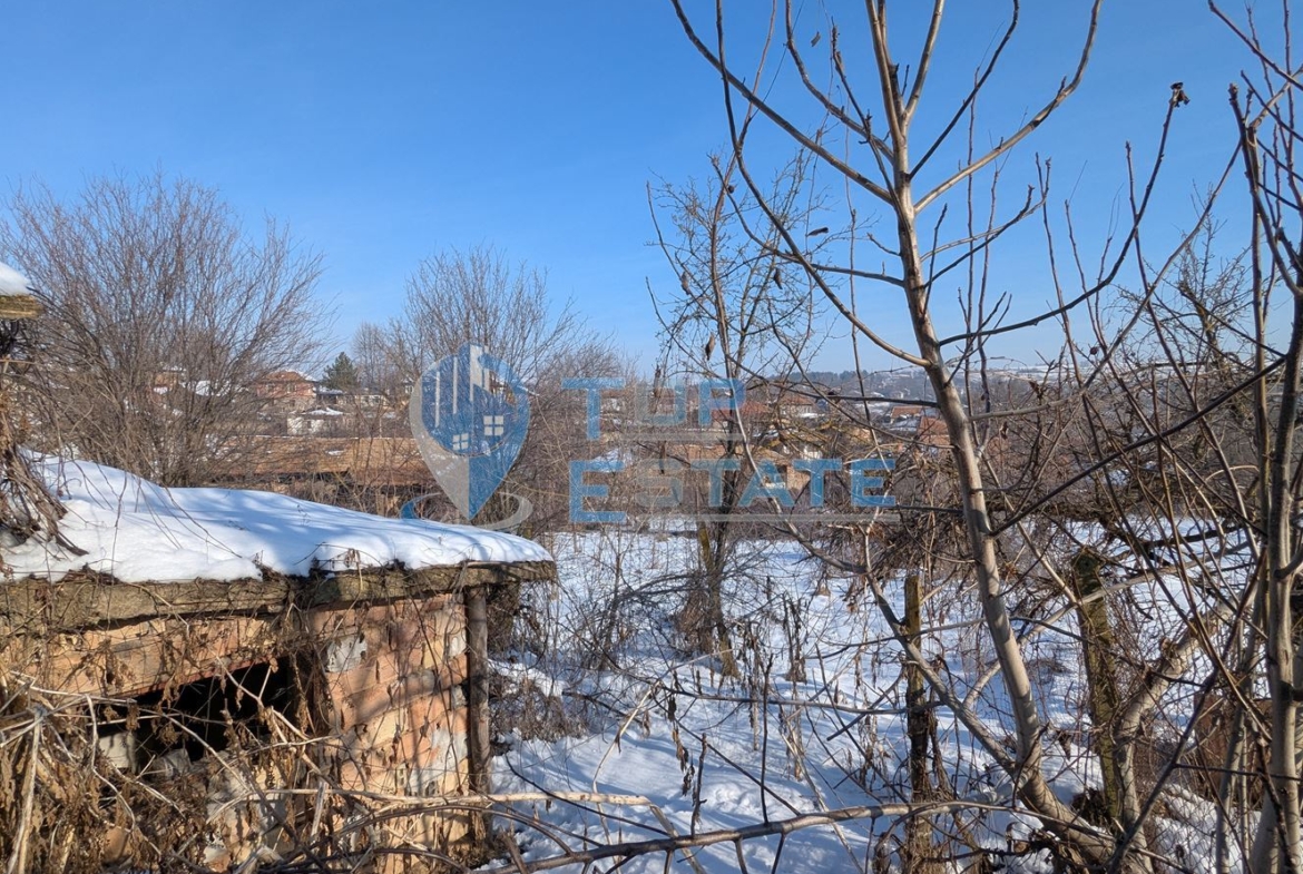 Двуетажна тухлена къща с голям двор в село Копривец, област Русе - 0