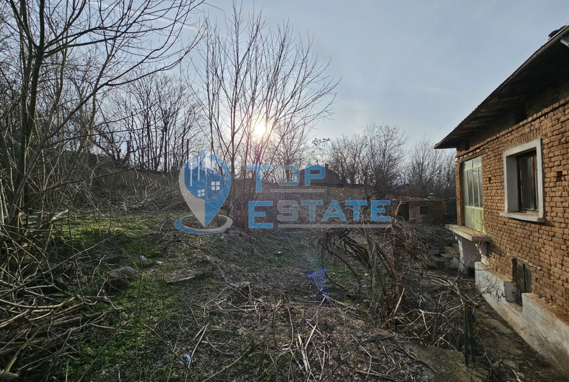 Двуетажна тухлена къща с голям двор в село Козловец, община Свищов - 0