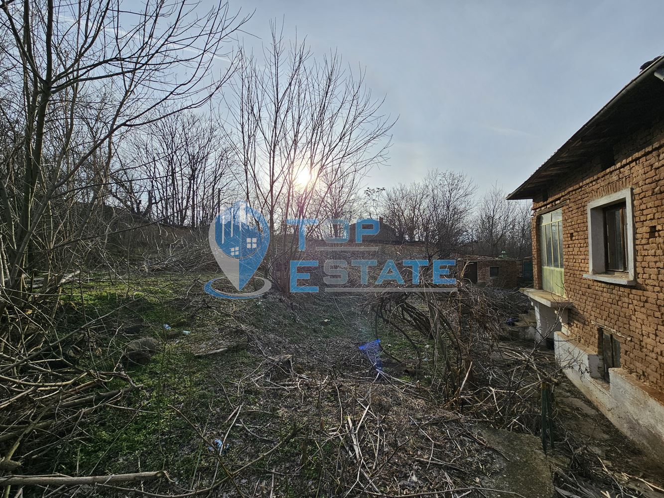 Двуетажна тухлена къща с голям двор в село Козловец, община Свищов - 0