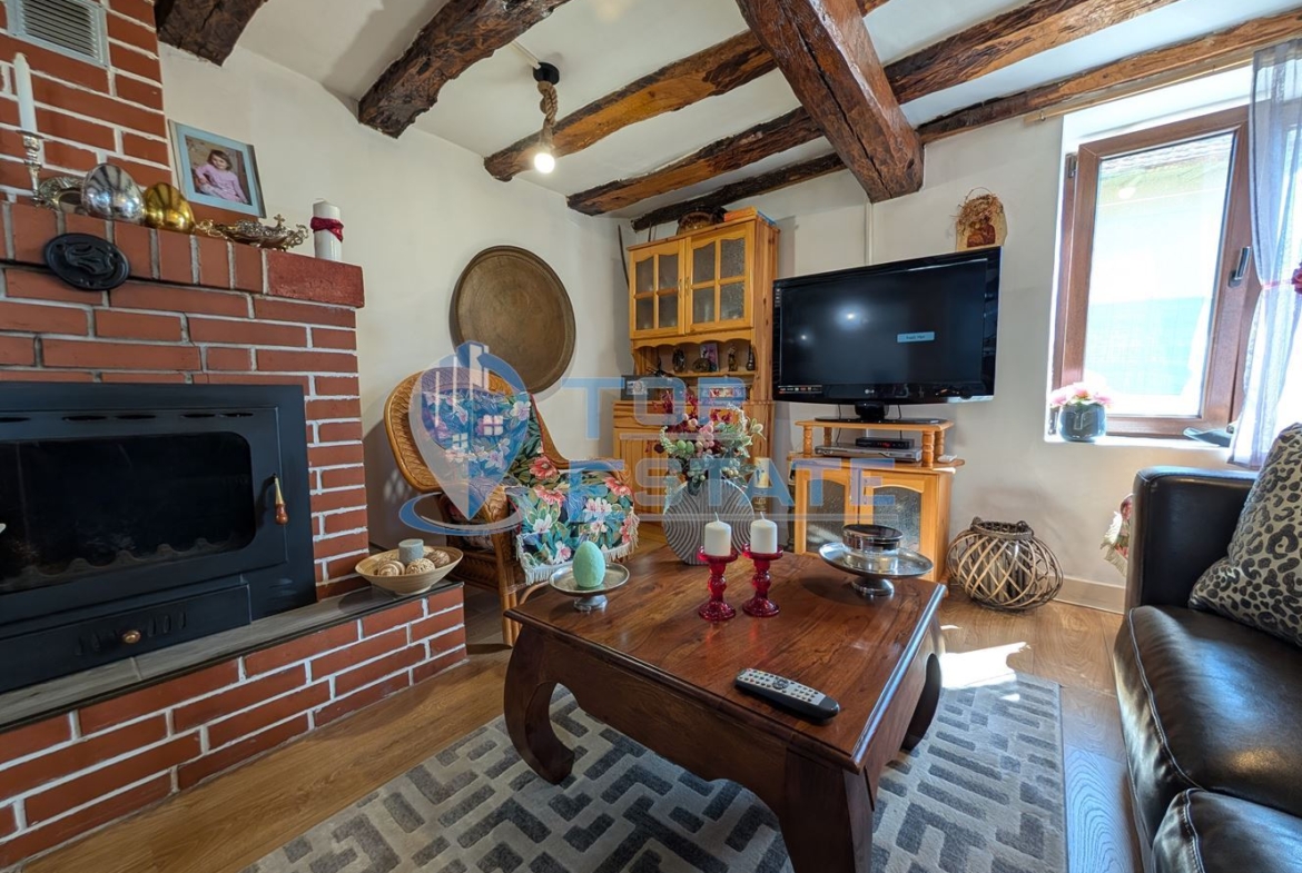 Двуетажна реновирана къща с красива панорама в село Вишовград - 0