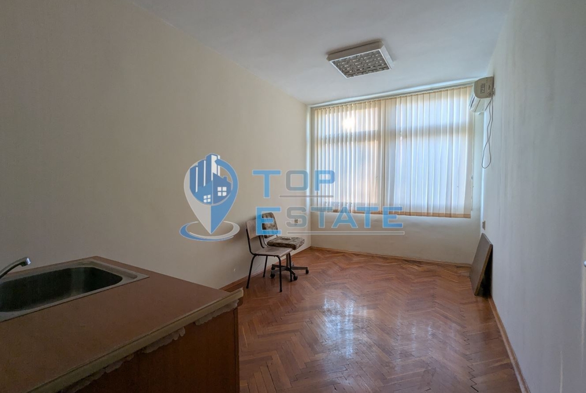 Поещения под наем в административна сграда на центъра в град Горна Оряховица, област Велико Търново - 0