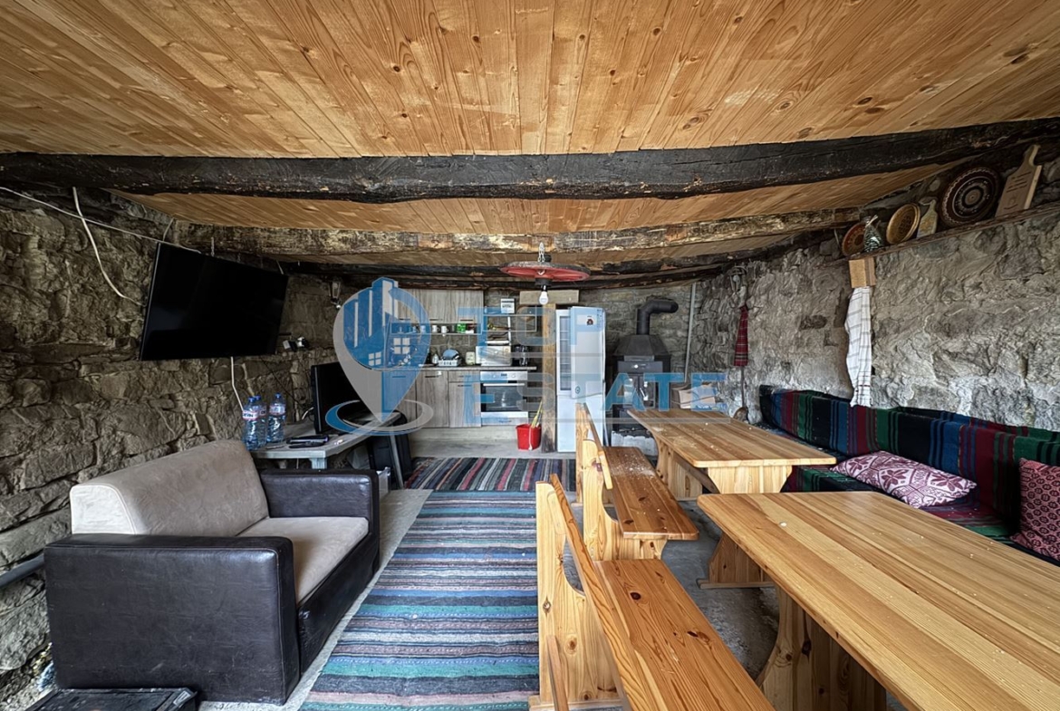 Двуетажна къща с панорамна гледка в гр. Елена, област Велико Търново - 0