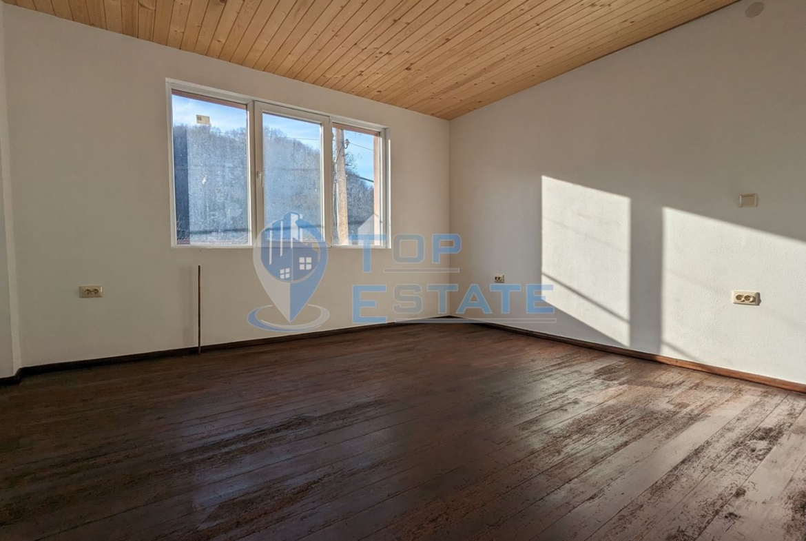 Двуетажна тухлена къща след основен ремонт в близост до град Плачковци - 0