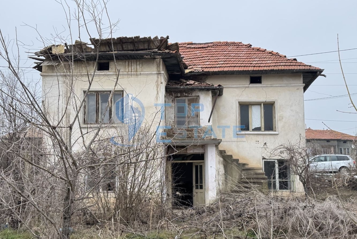 Двуетажна къща с голям двор в село Страхилово, област Велико Търново - 0