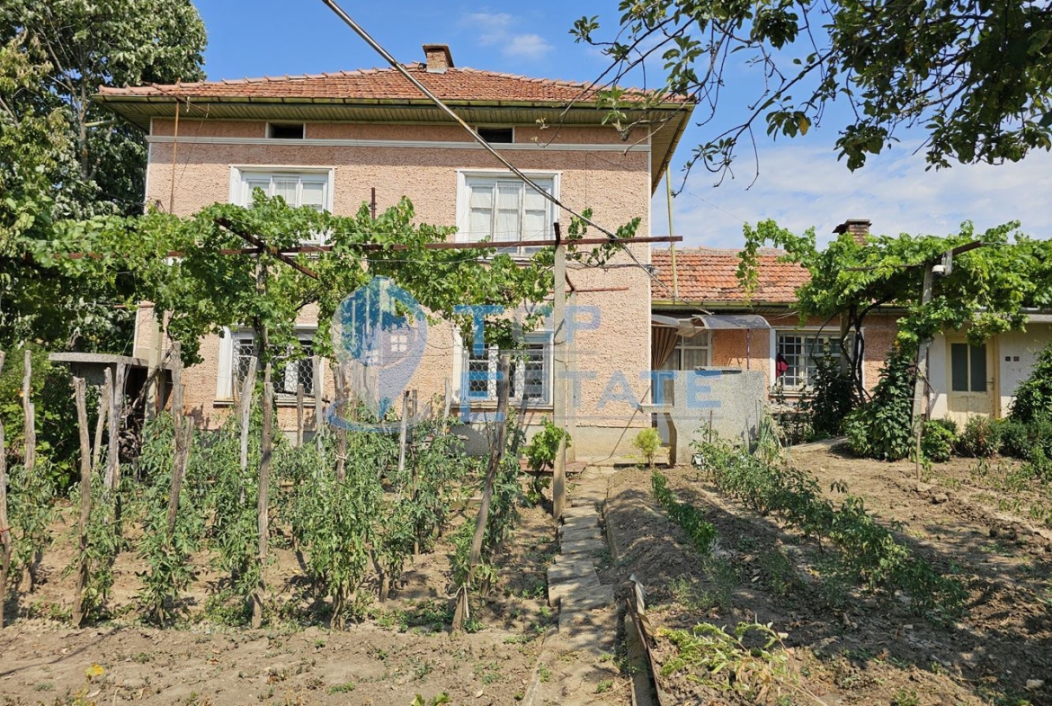 Двуетажна тухлена къща с гараж и голям двор в село Добромирка - 0