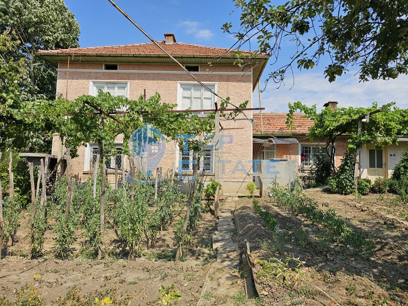 Двуетажна тухлена къща с гараж и голям двор в село Добромирка - 0