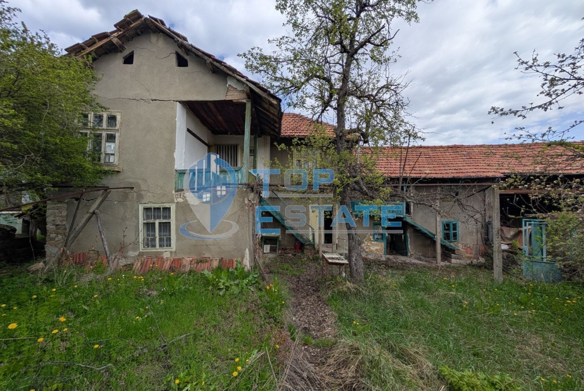 Двуетажна старинна къща с кладенец в село Малки Вършец - 0