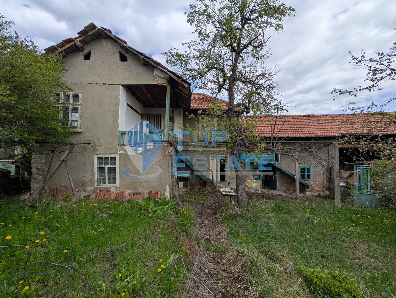 Двуетажна старинна къща с кладенец в село Малки Вършец - 0