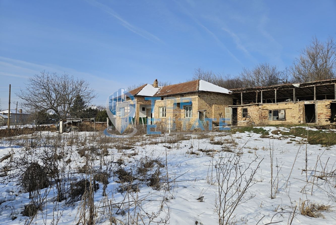 Голяма едноетажна тухлена къща с гараж в село Страхилово - 0