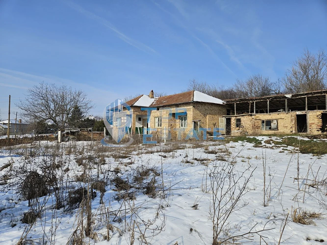 Голяма едноетажна тухлена къща с гараж в село Страхилово - 0