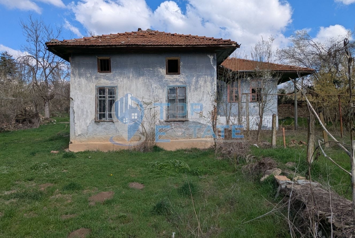 Къща с голям двор и кладенец в село Благоево, област Велико Търново - 0