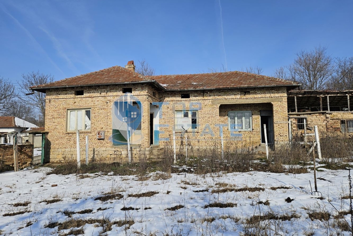 Голяма едноетажна тухлена къща с гараж в село Страхилово - 0