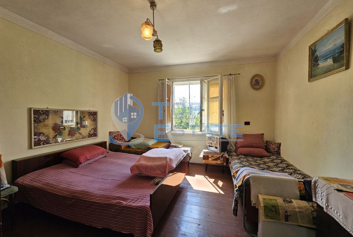 Двуетажна тухлена къща с гараж и голям двор в село Добромирка - 0