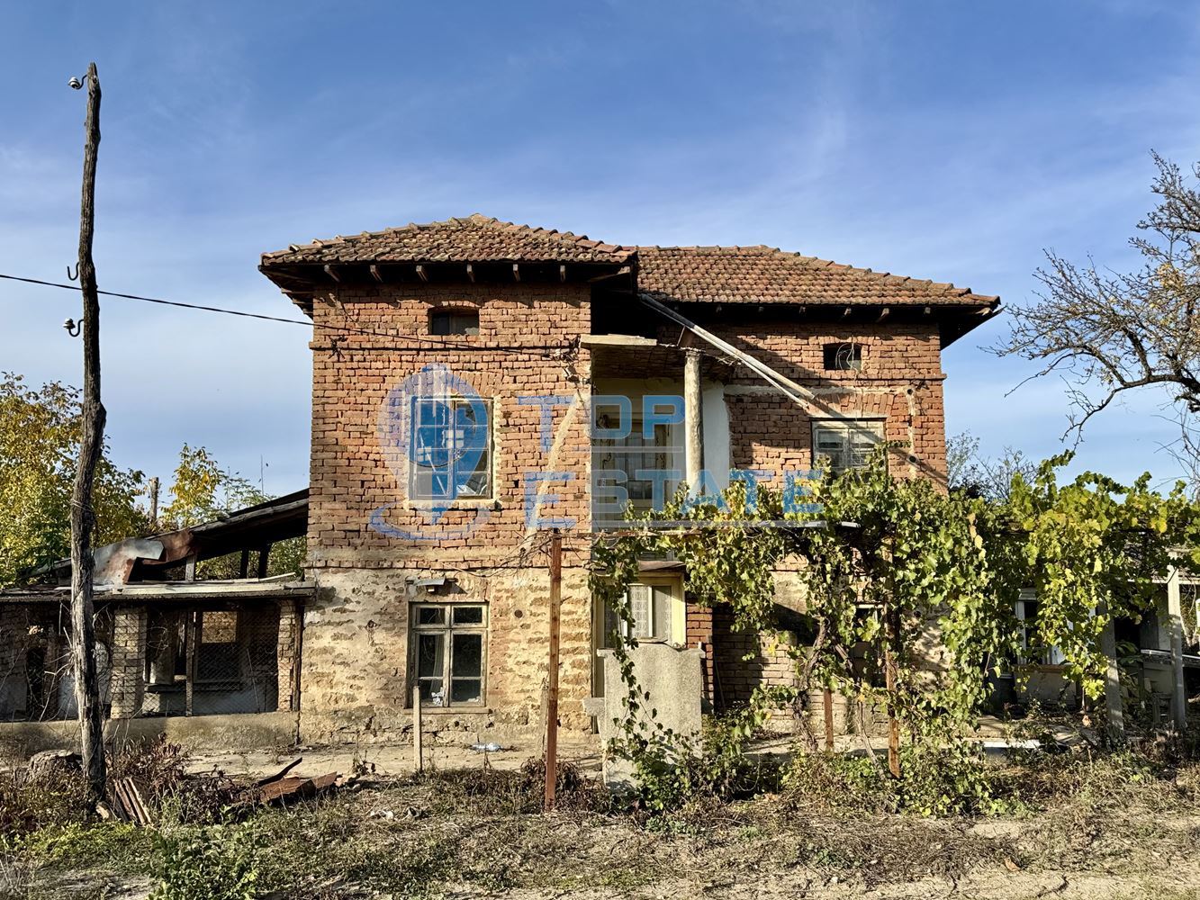 Двуетажна тухлена къща с кладенец в с. Михалци, област Велико Търново.-0 Двуетажна тухлена къща с кладенец в с. Михалци, област Велико Търново. - 0