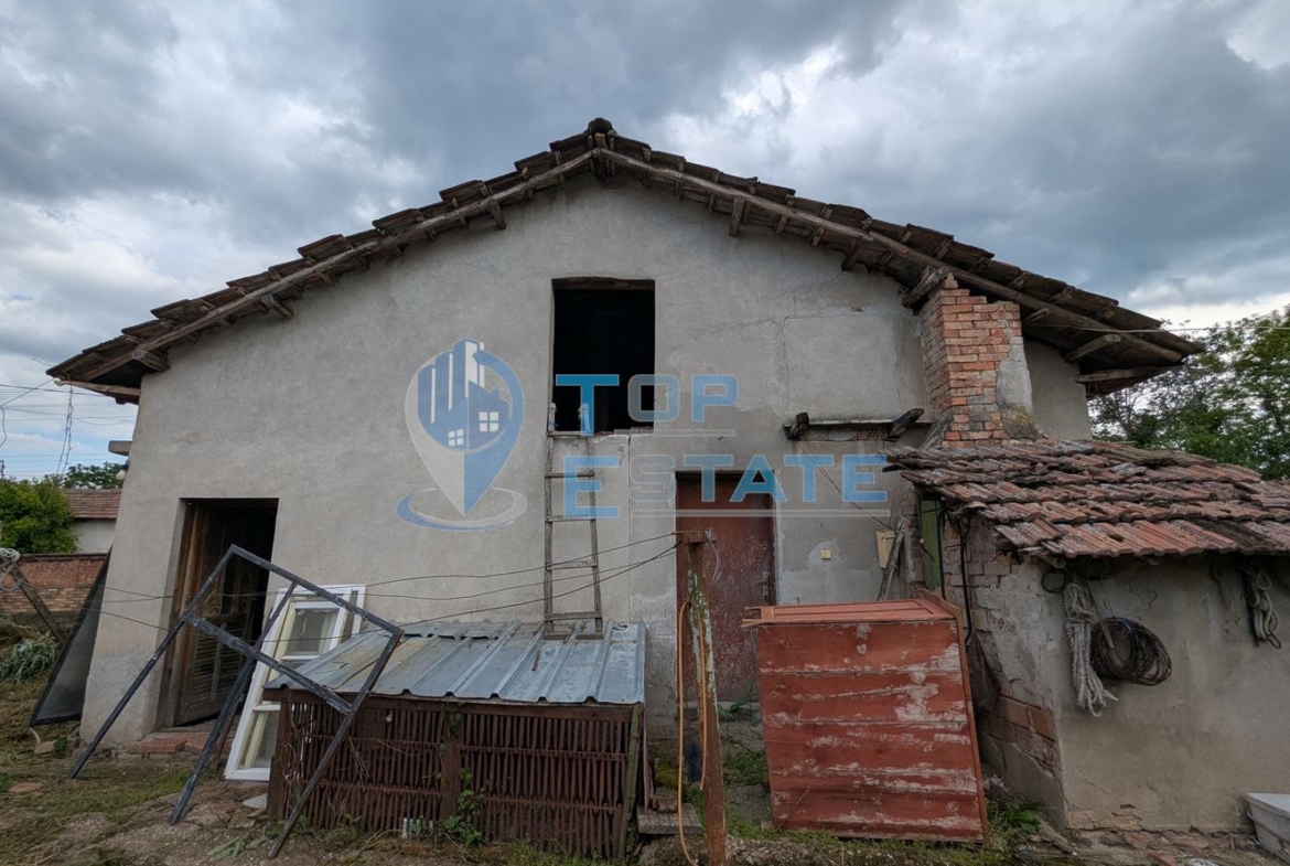 Тухлена къща с голям двор и кладенец в село Караисен, община Павликени, област Велико Търново - 0