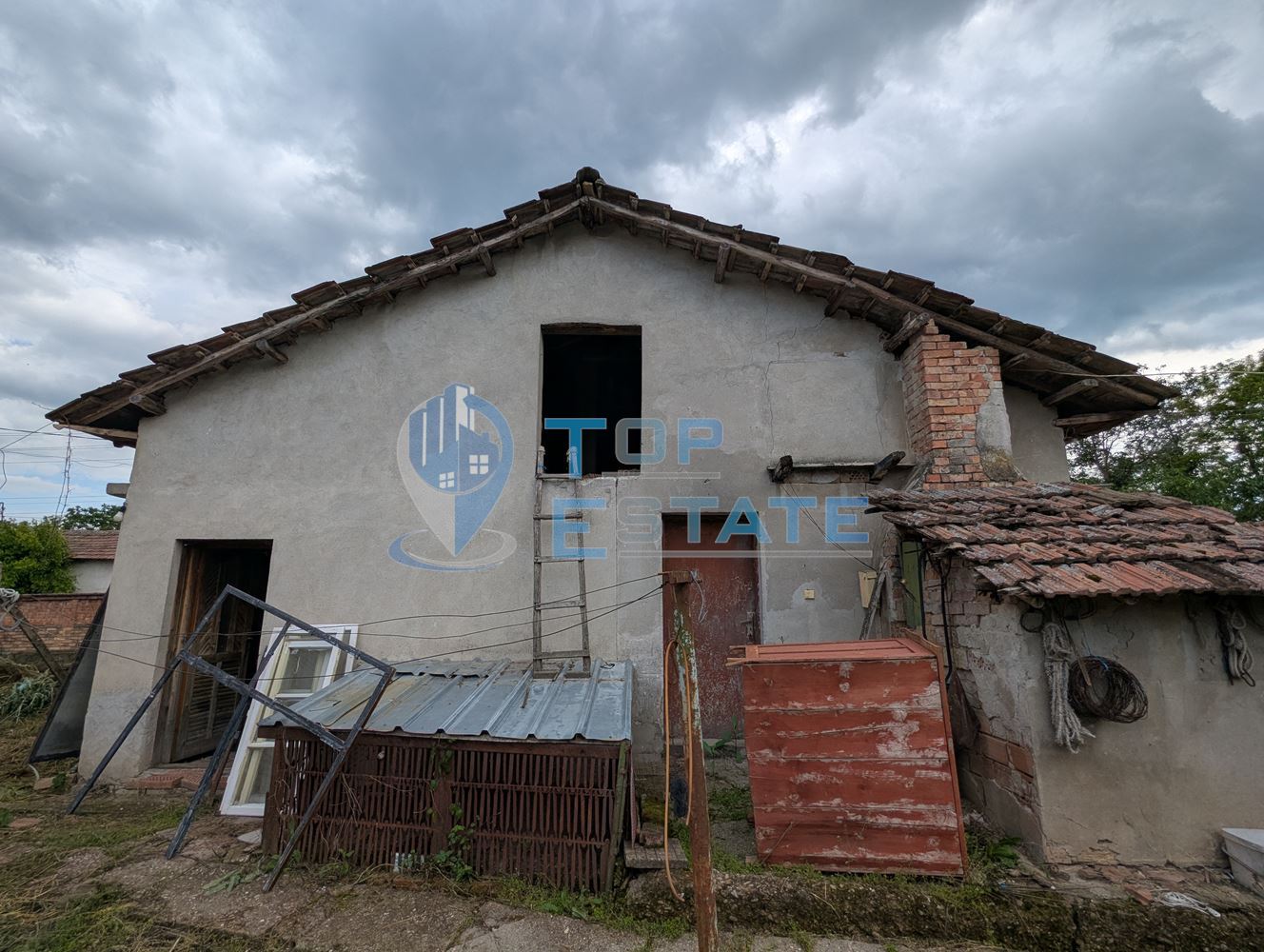 Тухлена къща с голям двор и кладенец в село Караисен, община Павликени, област Велико Търново - 0