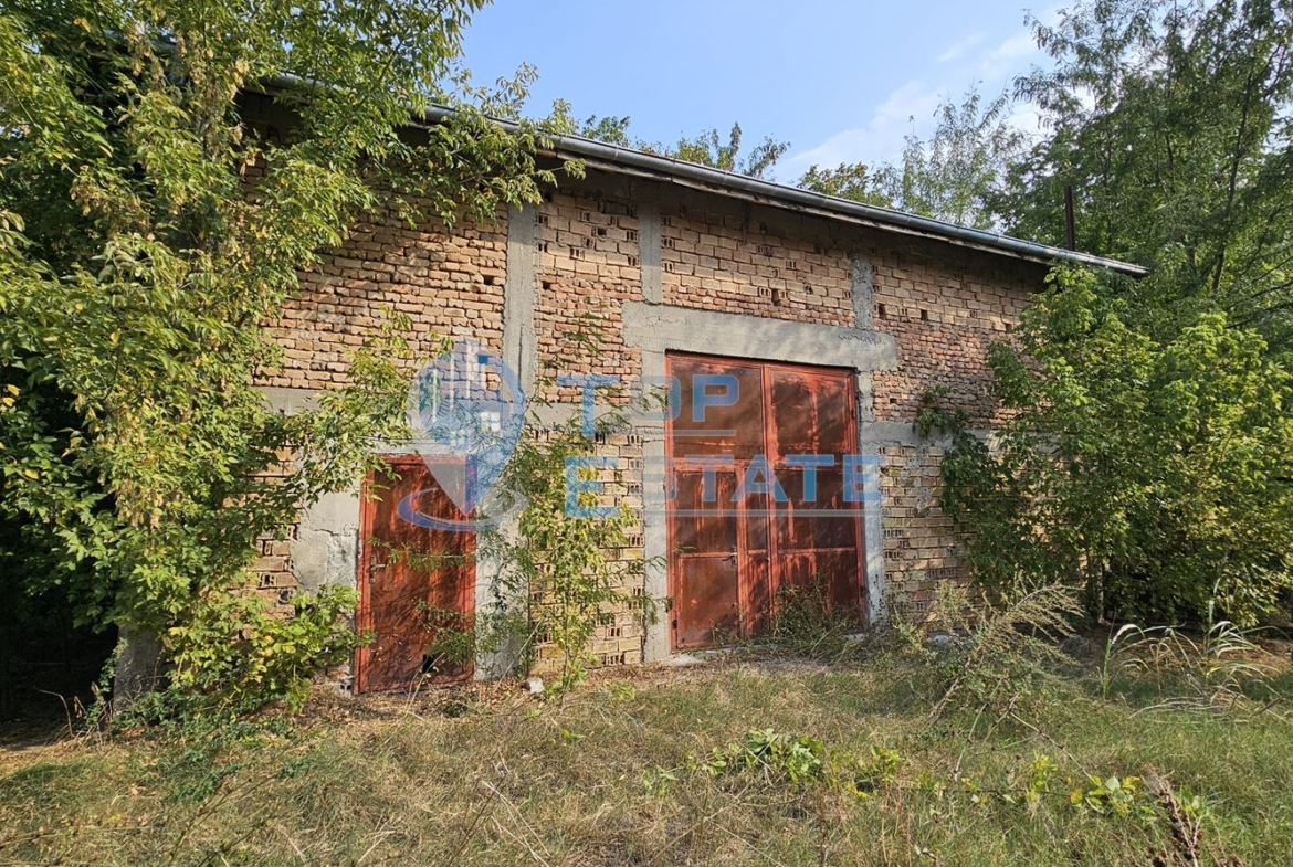 Тухлена промишлена сграда с ток и вода в с. Алеково, област Велико Търново - 0