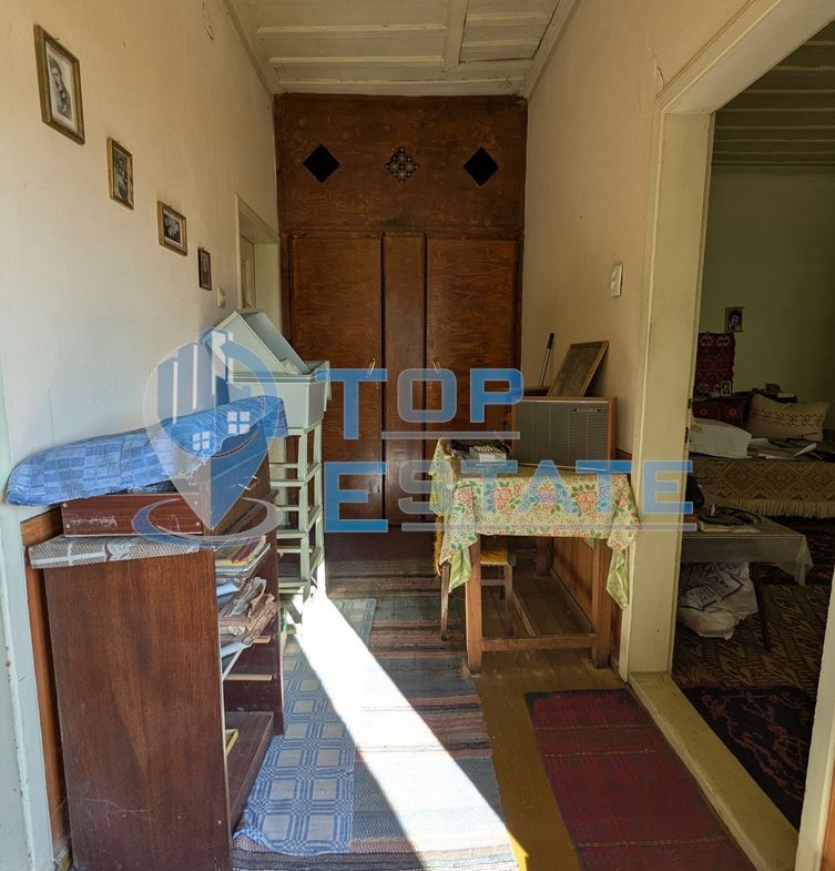 Двуетажна тухлена къща на главната улица в село Поликраище, област Велико Търново - 0