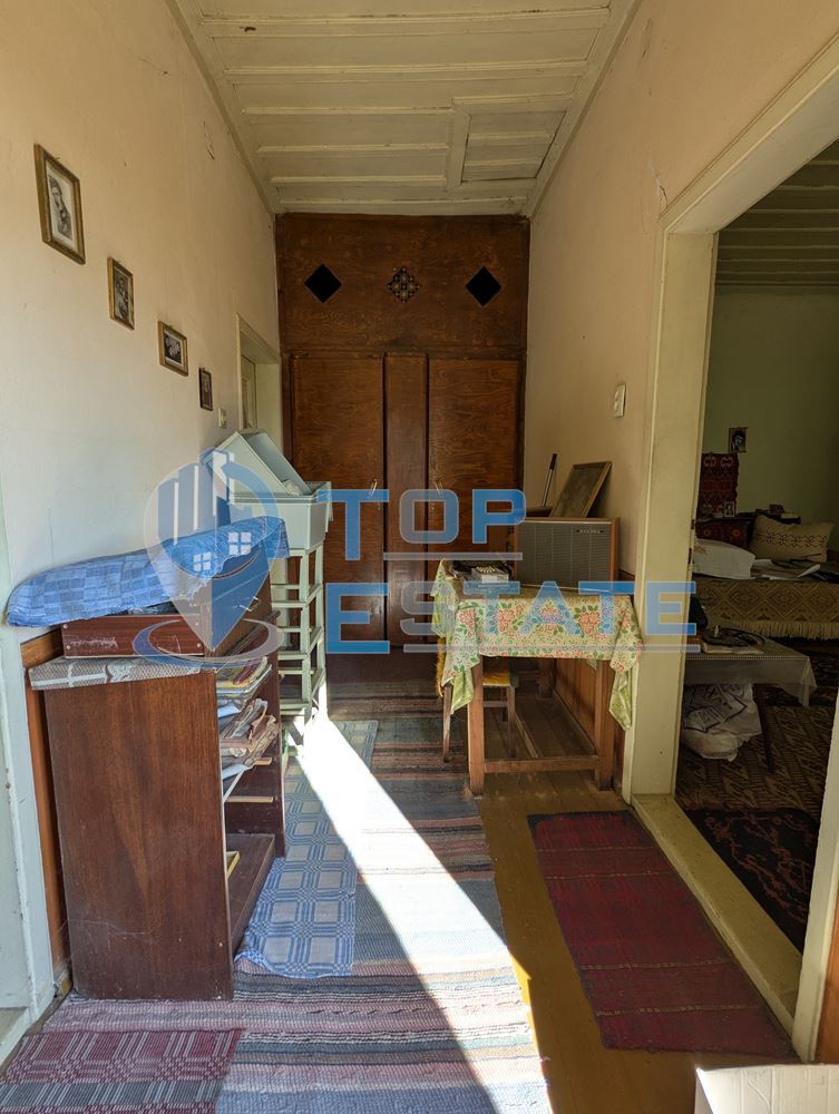 Двуетажна тухлена къща на главната улица в село Поликраище, област Велико Търново-0 Двуетажна тухлена къща на главната улица в село Поликраище, област Велико Търново - 0