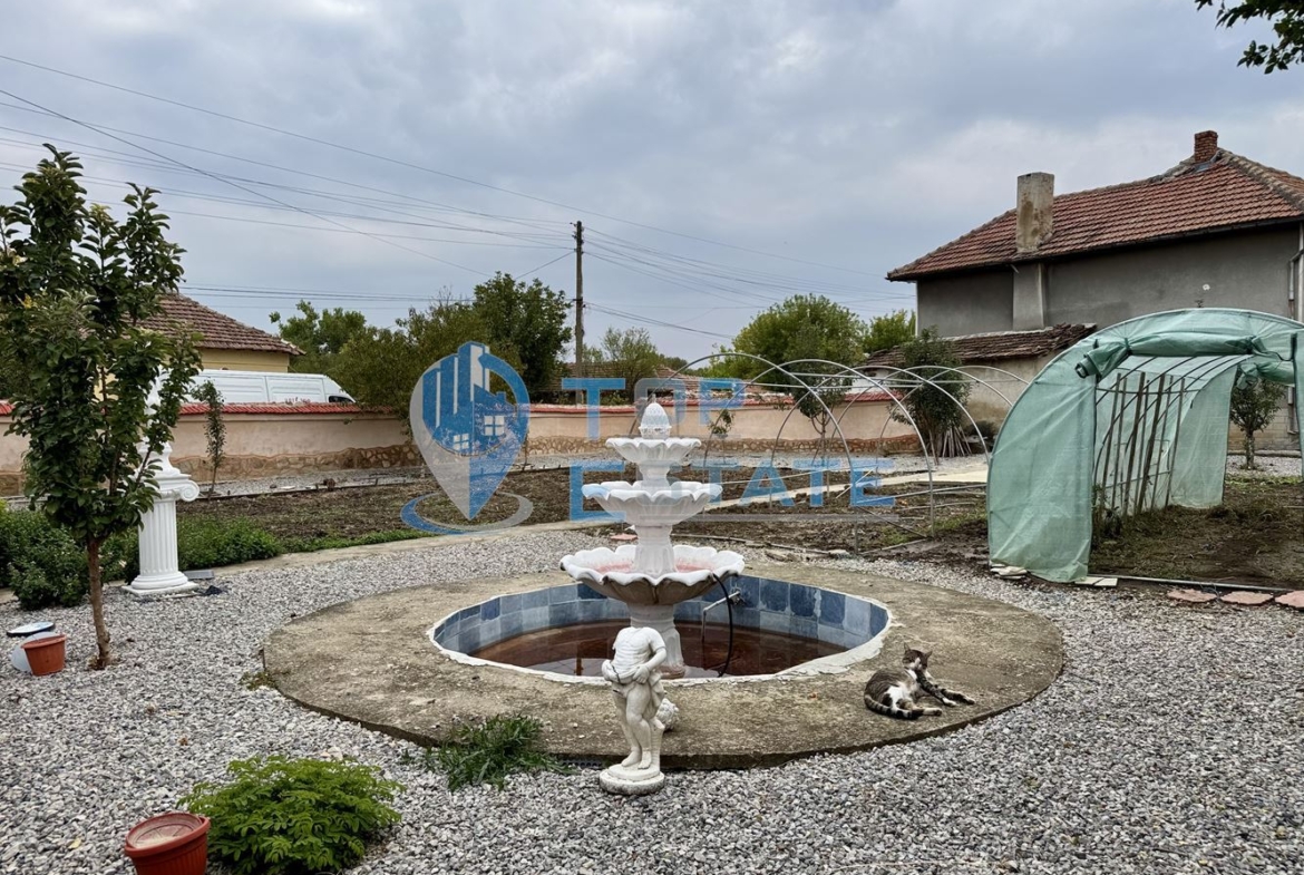 Двуетажна тухлена къща с кладенец и допълнителни постройки в село Недан, област Велико Търново - 0