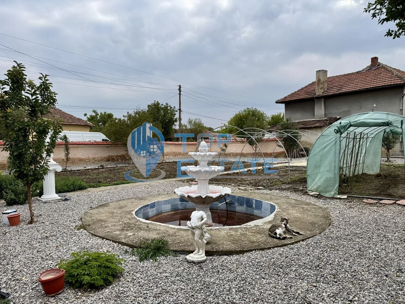 Двуетажна тухлена къща с кладенец и допълнителни постройки в село Недан, област Велико Търново - 0