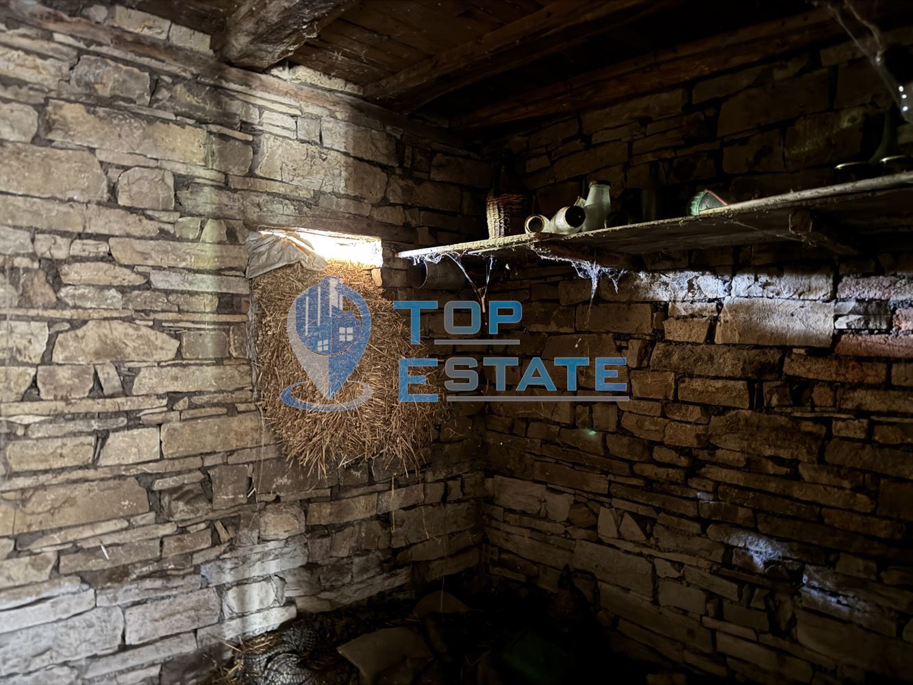 Двуетажна тухлена къща с голям двор в село Патреш, област Велико Търново - 0