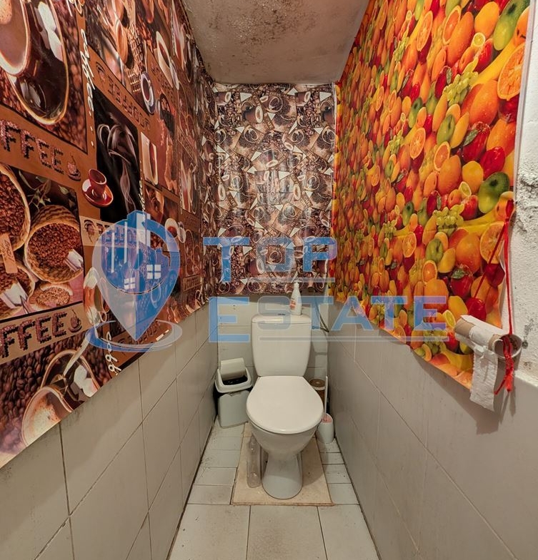 Двуетажна автентична къща с голям двор в село Лесичарка - 0