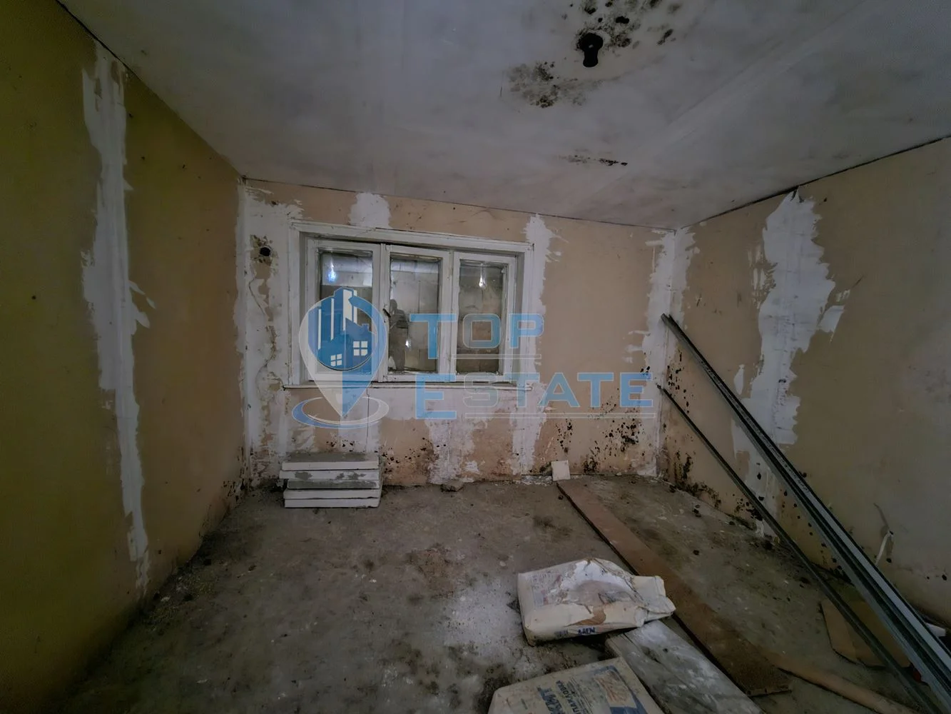 Тухлена къща с кладенец и голям двор в село Павел - 0