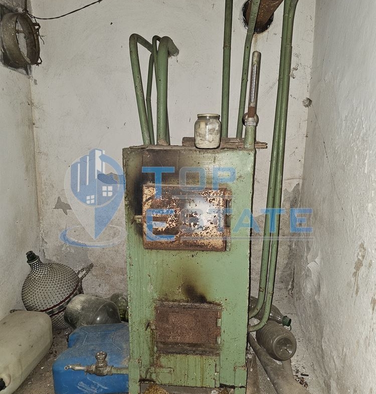 Тухлена къща с вътрешна тоалетна, гараж и голям двор в село Българско сливово, област В. Търново - 0