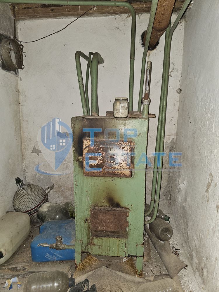 Тухлена къща с вътрешна тоалетна, гараж и голям двор в село Българско сливово, област В. Търново - 0