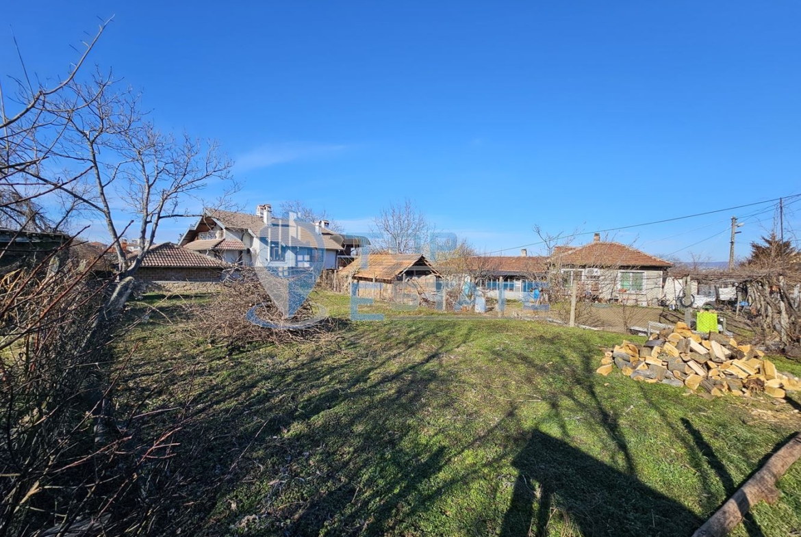 Парцел с правилна форма в регулация в централната част на гр. Лясковец, област Велико Търново - 0