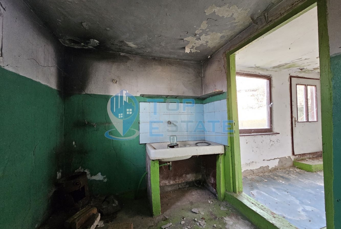 Двуетажна тухлена къща с голям двор в село Козловец, община Свищов - 0