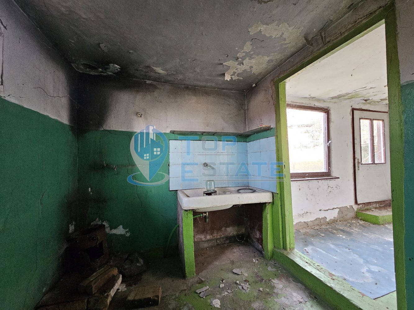 Двуетажна тухлена къща с голям двор в село Козловец, община Свищов - 0