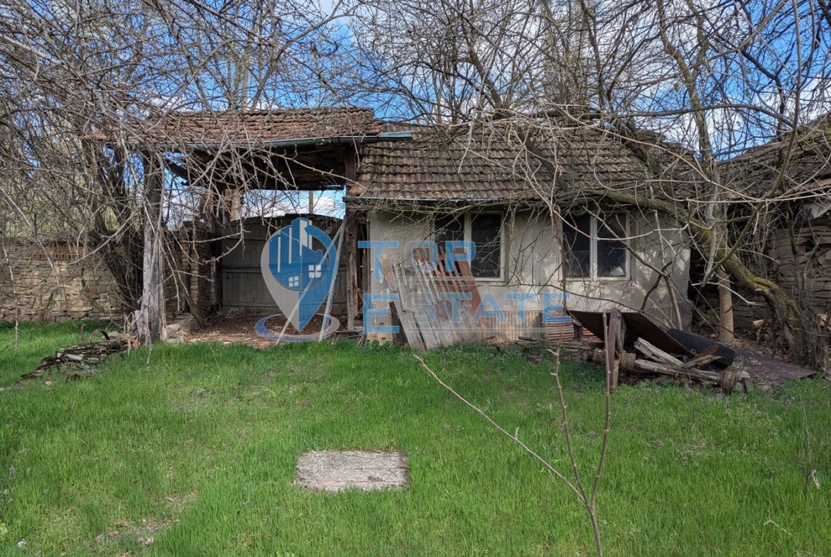 Къща с голям двор и кладенец в село Благоево, област Велико Търново - 0