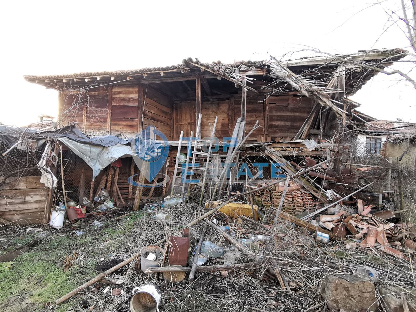 Двуетажна къща с шест стаи и вътрешна баня с тоалетна в село Беброво - 0