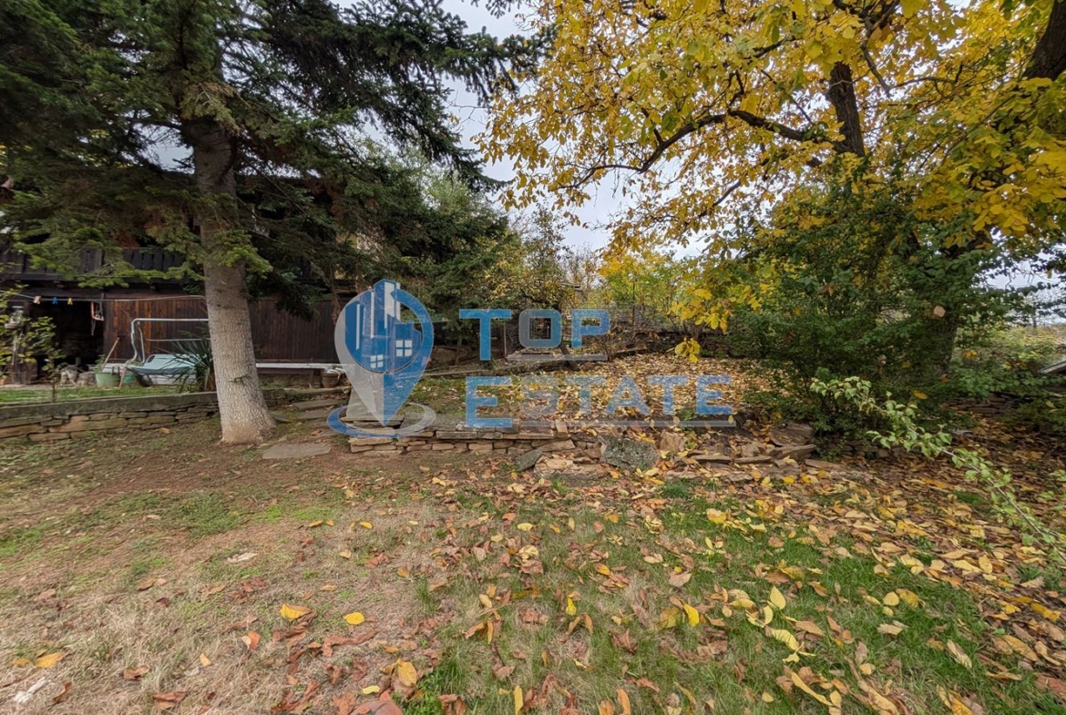 Двуетажна автентична къща с голям двор в село Лесичарка - 0