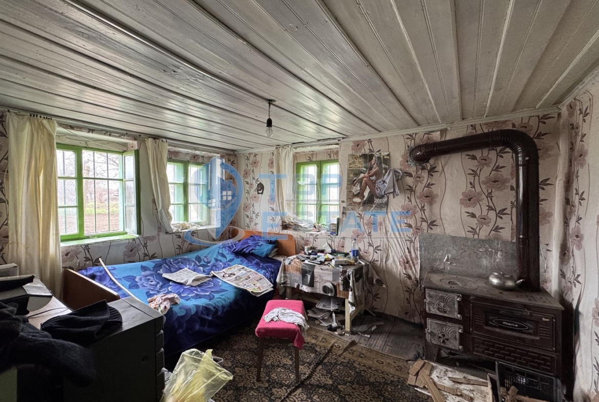 Двуетажна тухлена къща с кладенец в село Ресен, област Велико Търново - 0